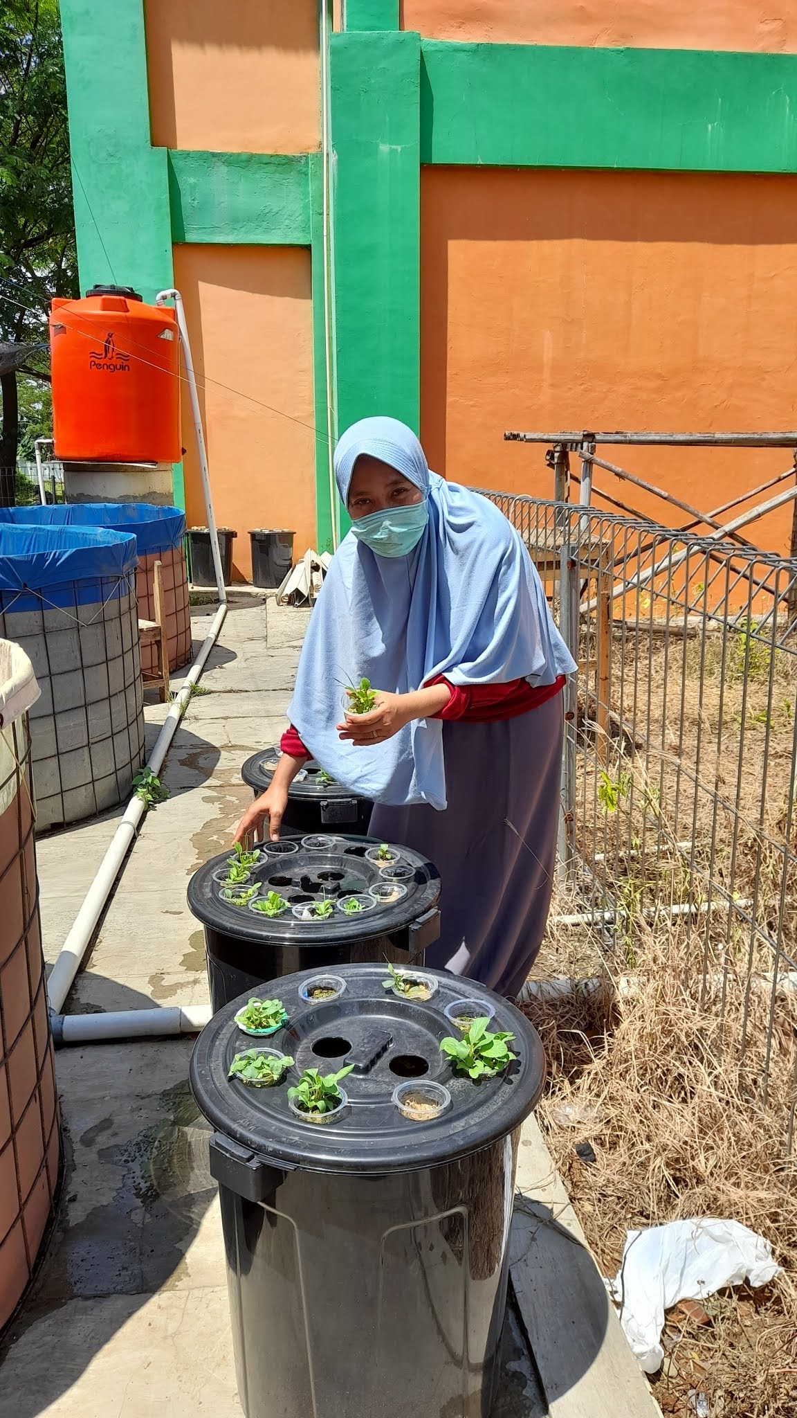 Meningkatkan Produktivitas Pemeliharaan Ikan melalui Pemberian Nutrisi yang Baik di Desa Cikoneng