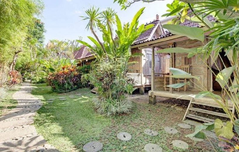 Kebiasaan Menyapu Halaman Rumah di Desa Bendasari