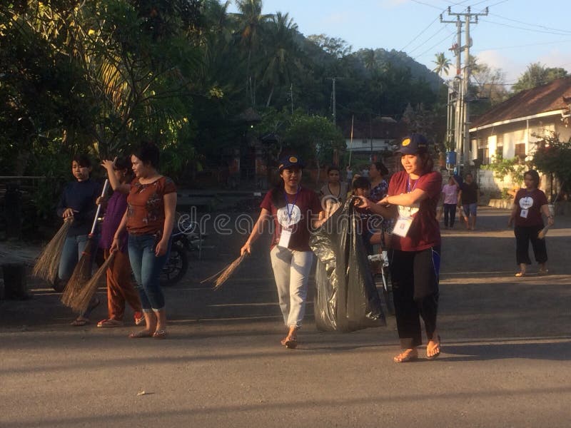 Gotong Royong untuk Memperbaiki Fasilitas Umum Desa