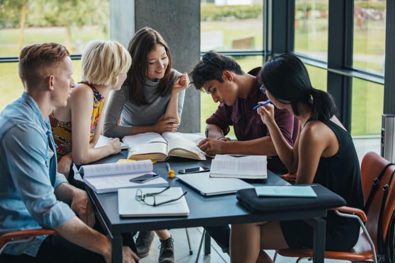 Cerita Inspiratif Guru yang Mengajarkan Kreativitas di Sekolah Desa