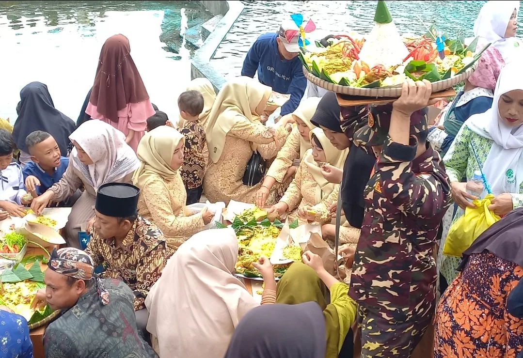 Tradisi Membuat Tumpeng Bersama Warga Desa