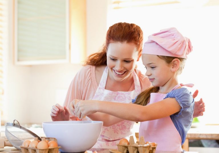 Bagaimana Ibu-Ibu Mengajarkan Memasak kepada Anak-Anak